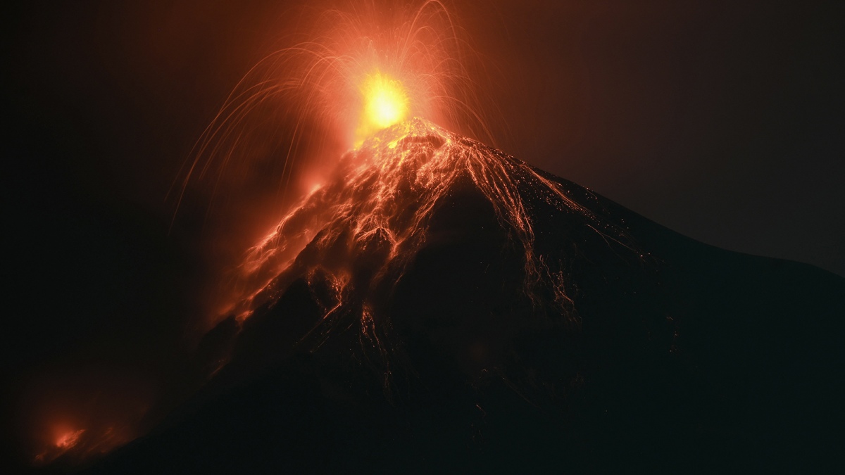 Cierran el principal aeropuerto de Guatemala por la erupción del volcán de Fuego